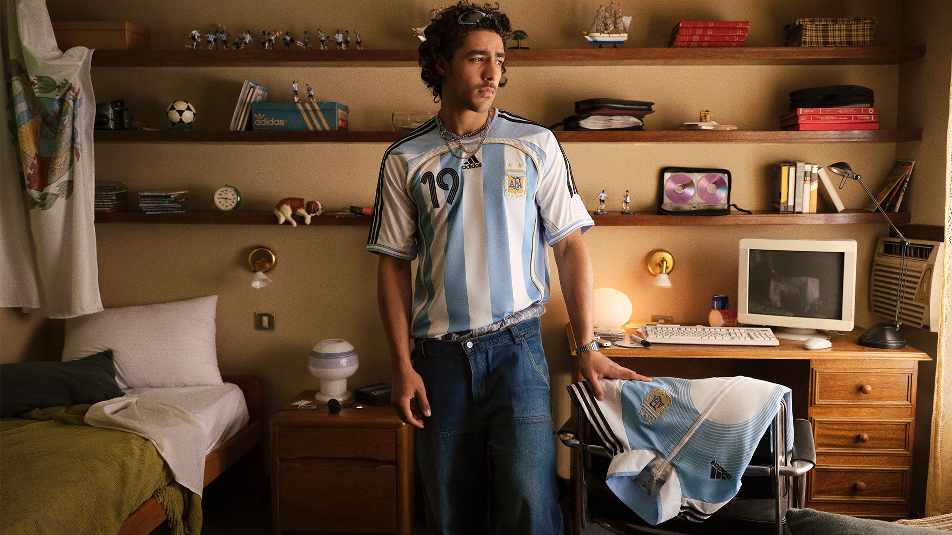 Person wearing an Argentina 2006 Messi Home Jersey.
